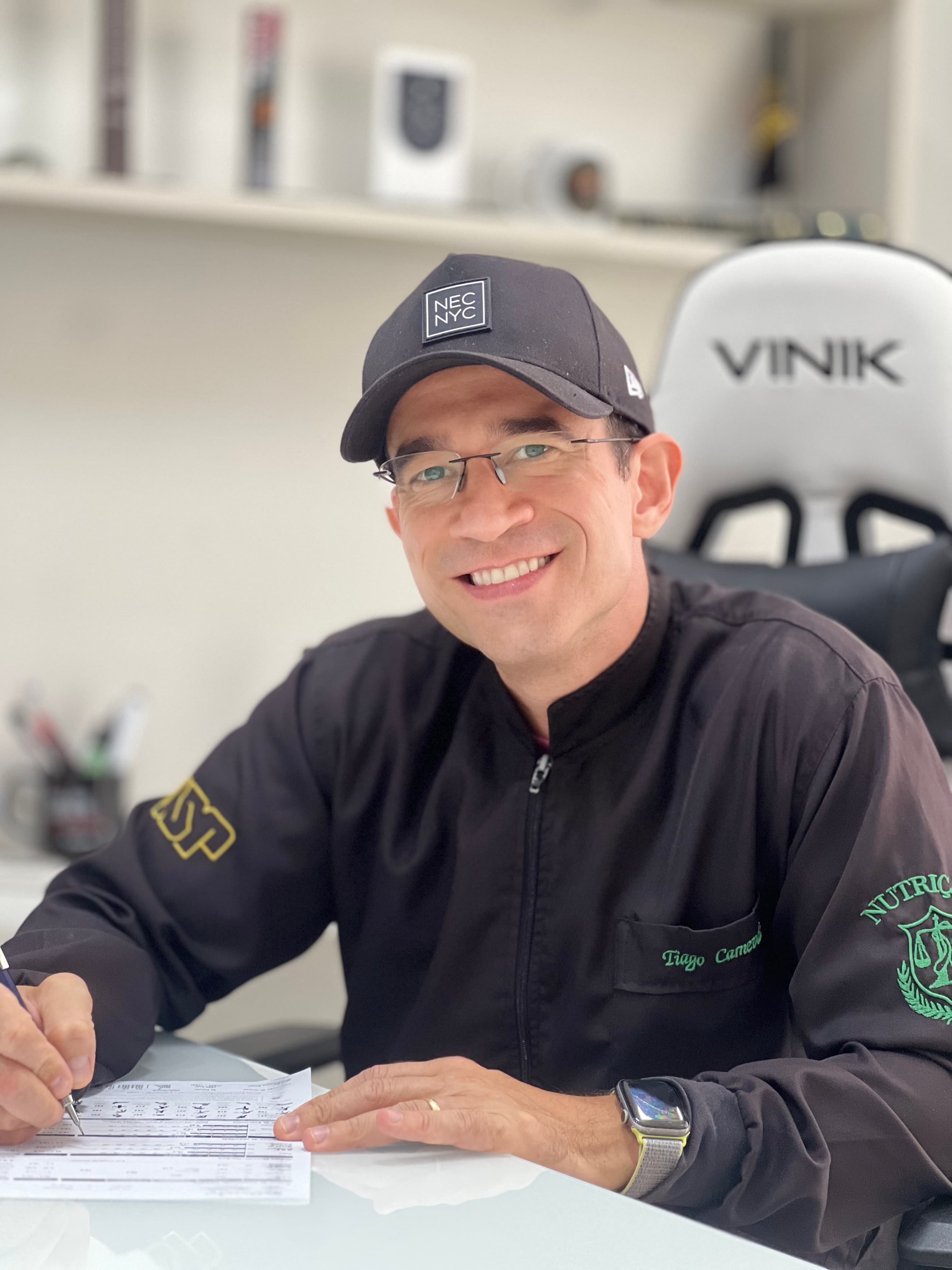 Tiago Carnevale sorrindo, olhando diretamente para a câmera